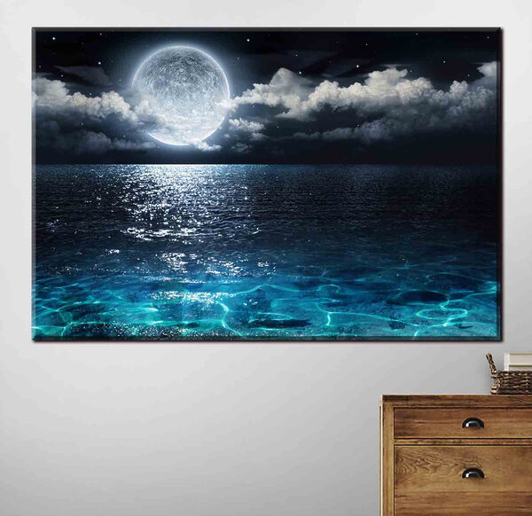 Een maan boven water bij nacht Een maan boven water bij nacht