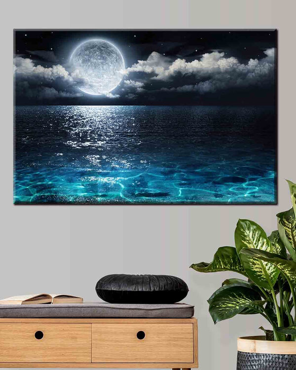 Een maan boven water bij nacht Een maan boven water bij nacht