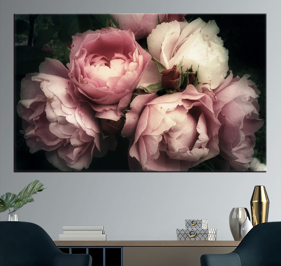 Een groep roze en witte rozen
