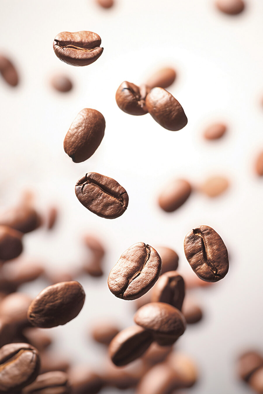 Koffiebonen die in de lucht vallen Koffiebonen die in de lucht vallen