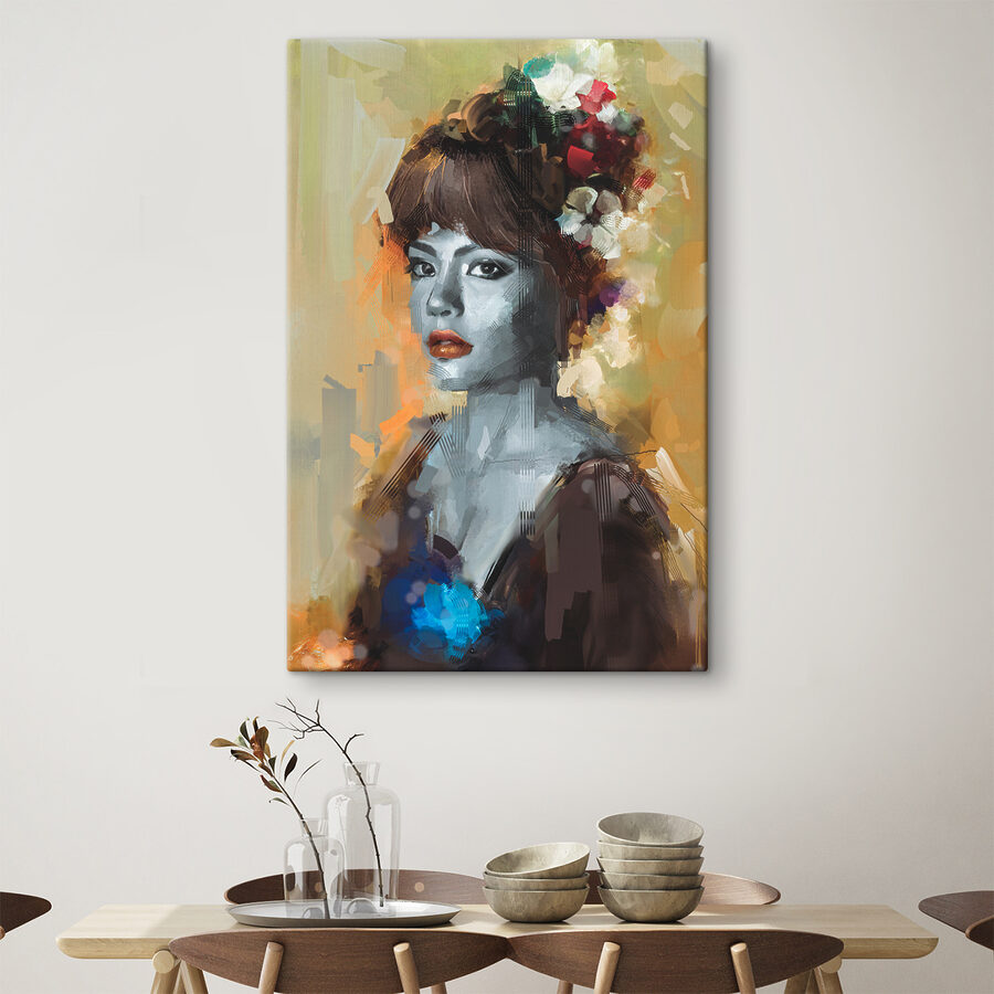 Een vrouw met bloemen in haar haar