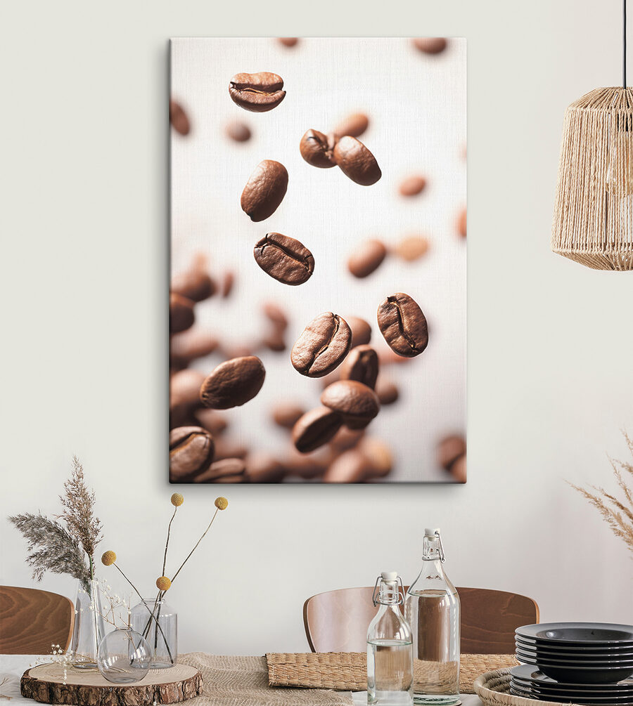 Koffiebonen die in de lucht vallen Koffiebonen die in de lucht vallen