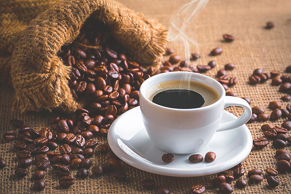 Een kop koffie en een zak koffiebonen Een kop koffie en een zak koffiebonen