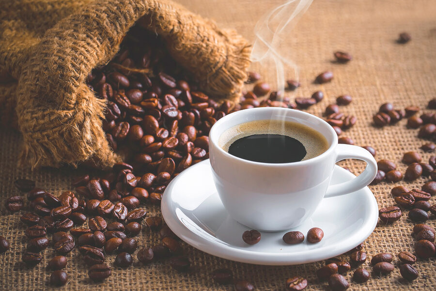 Een kop koffie en een zak koffiebonen Een kop koffie en een zak koffiebonen