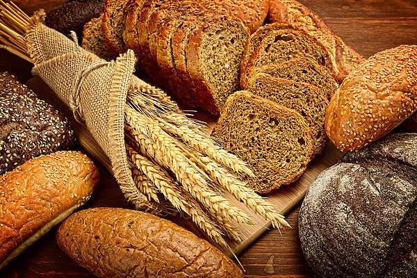Een groep brood op een snijplank Een groep brood op een snijplank