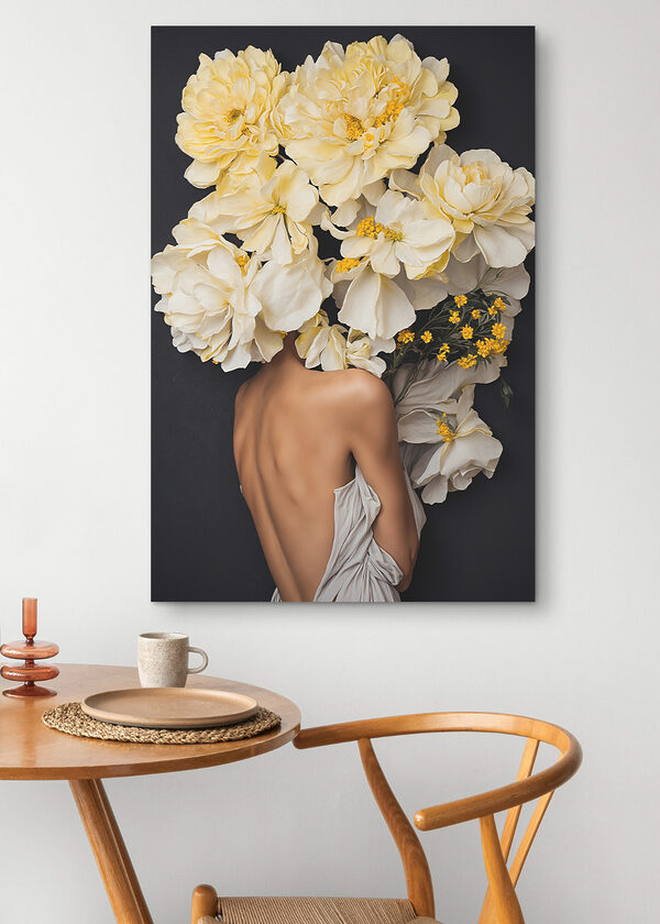 Een vrouw met bloemen boven haar hoofd Een vrouw met bloemen boven haar hoofd