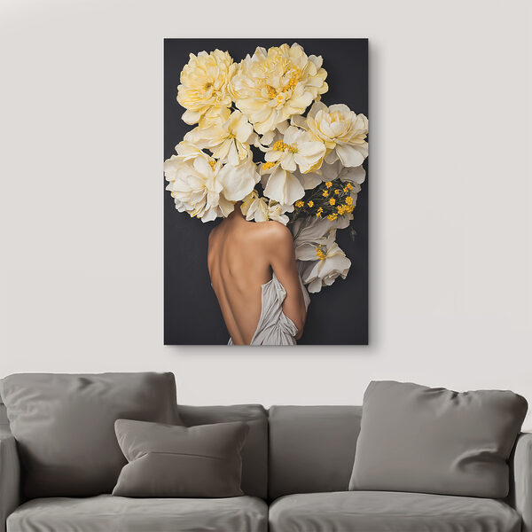 Een vrouw met bloemen boven haar hoofd Een vrouw met bloemen boven haar hoofd