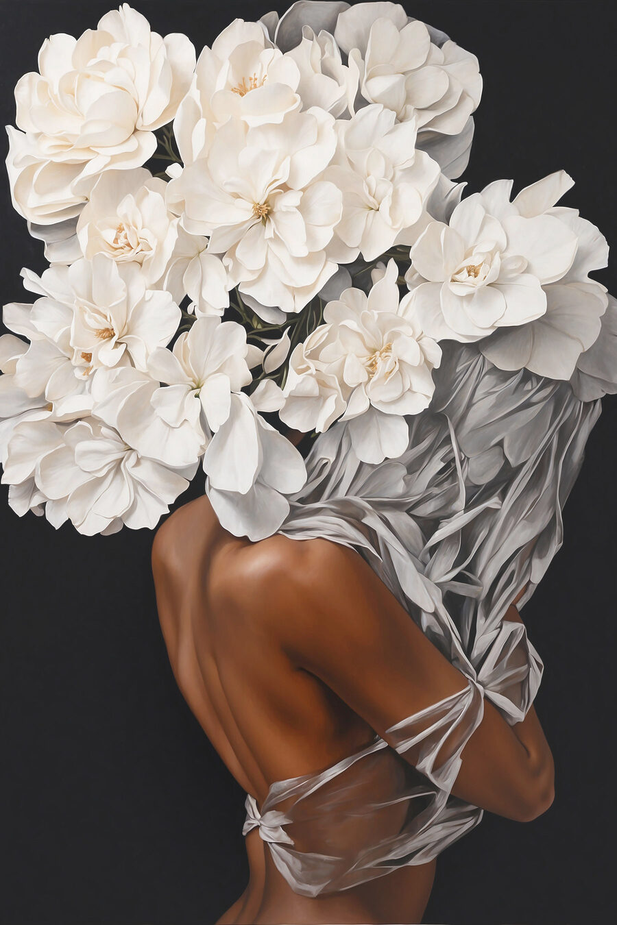 Een vrouw met witte bloemen op haar hoofd