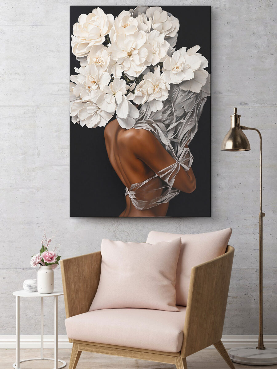 Een vrouw met witte bloemen op haar hoofd