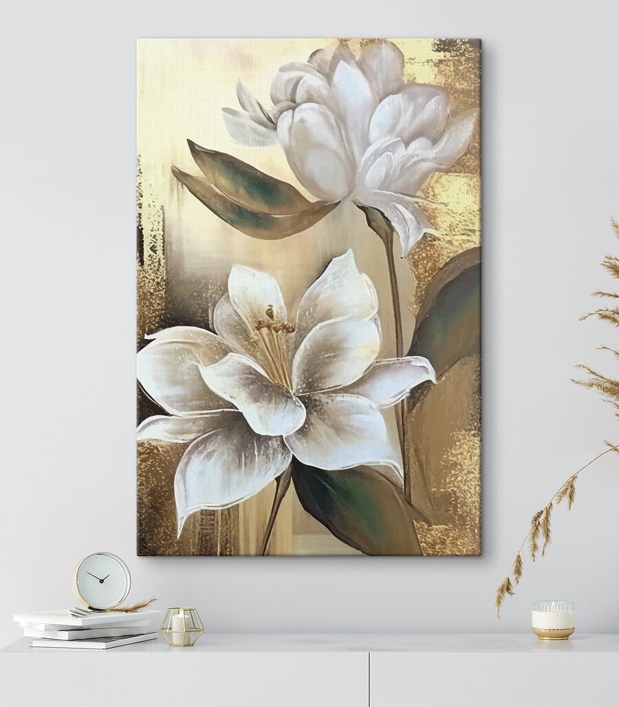 Een schilderij van bloemen op een muur