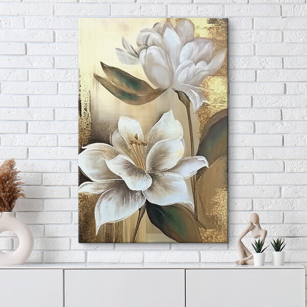 Een schilderij van bloemen op een muur Een schilderij van bloemen op een muur