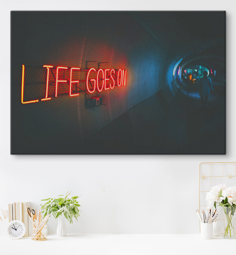 Een neonlicht in een tunnel