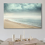 Canvas Schilderijen Een persoon die op een strand loopt