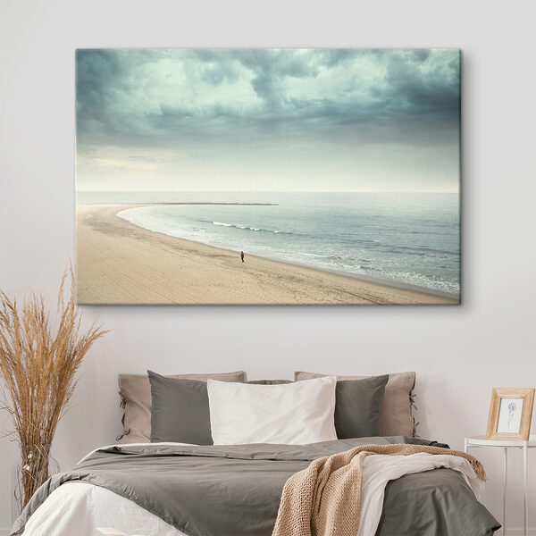Een persoon die op een strand loopt Een persoon die op een strand loopt
