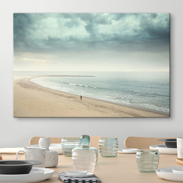 Een persoon die op een strand loopt Een persoon die op een strand loopt
