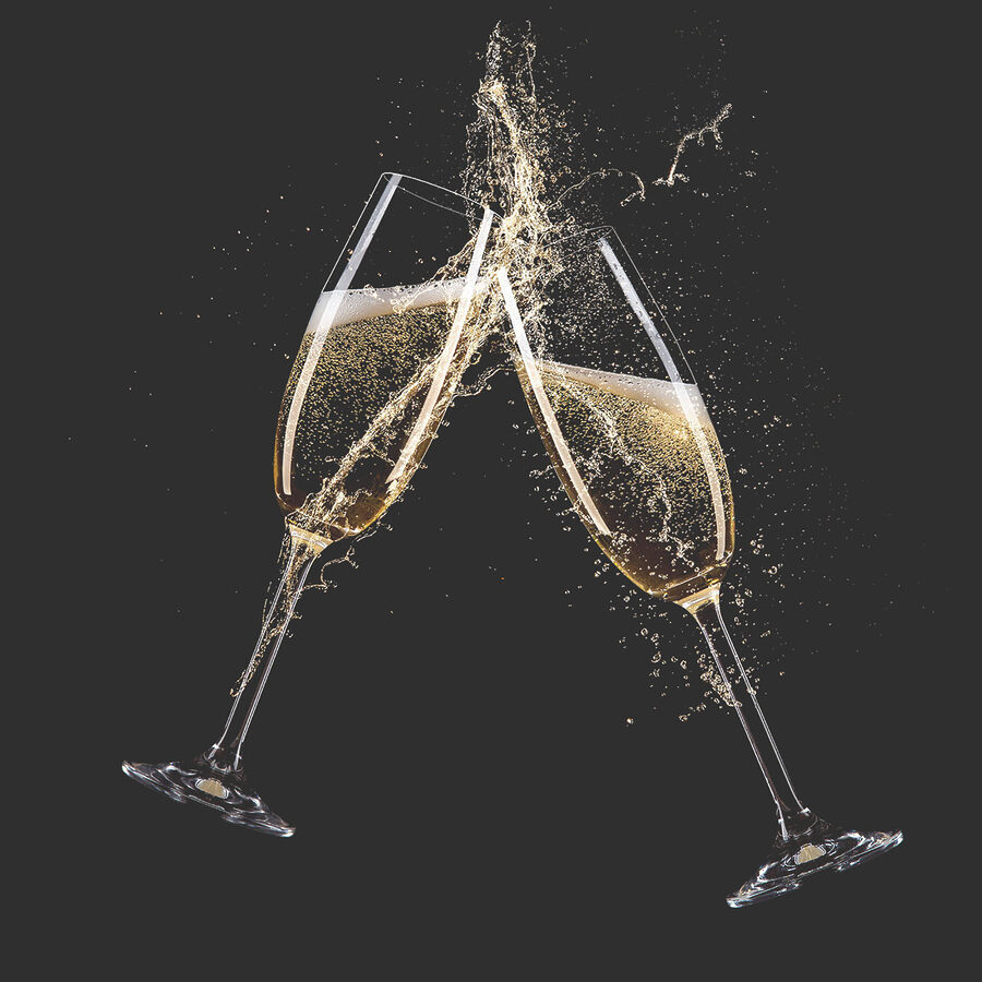 Twee glazen champagne met spuitvloeistof