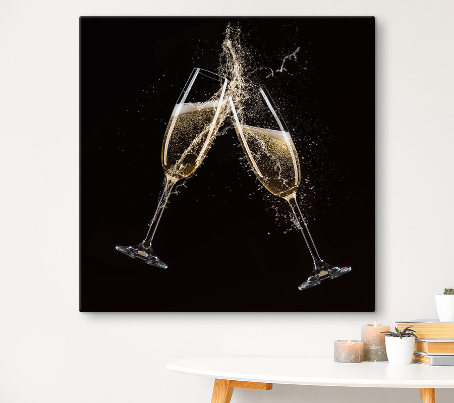 Twee glazen champagne met spuitvloeistof