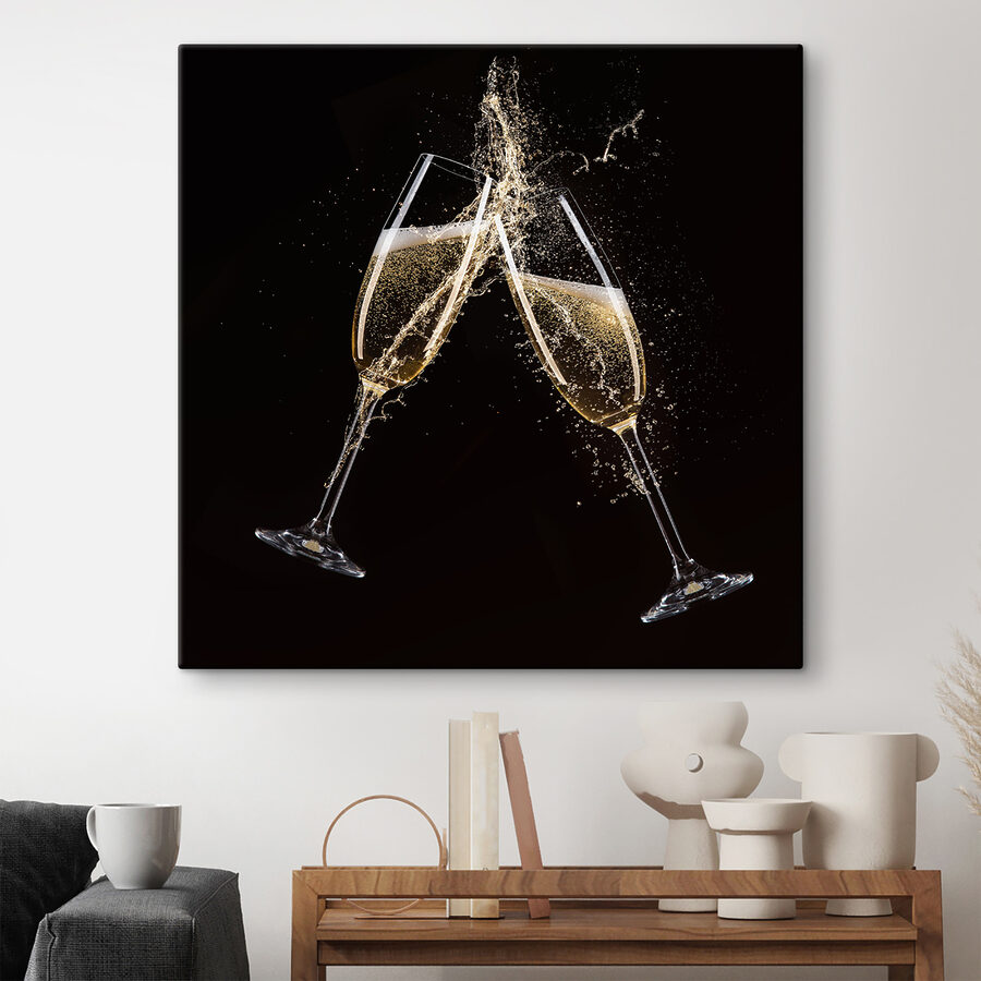 Twee glazen champagne met spuitvloeistof