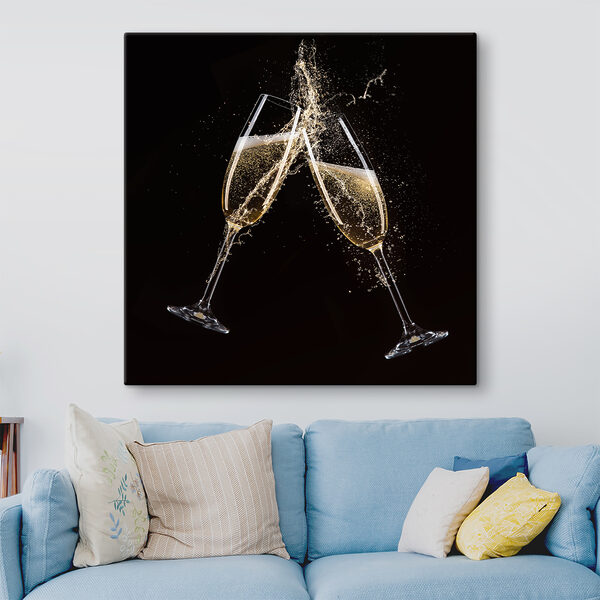 Twee glazen champagne met spuitvloeistof Twee glazen champagne met spuitvloeistof