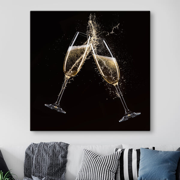 Twee glazen champagne met spuitvloeistof Twee glazen champagne met spuitvloeistof