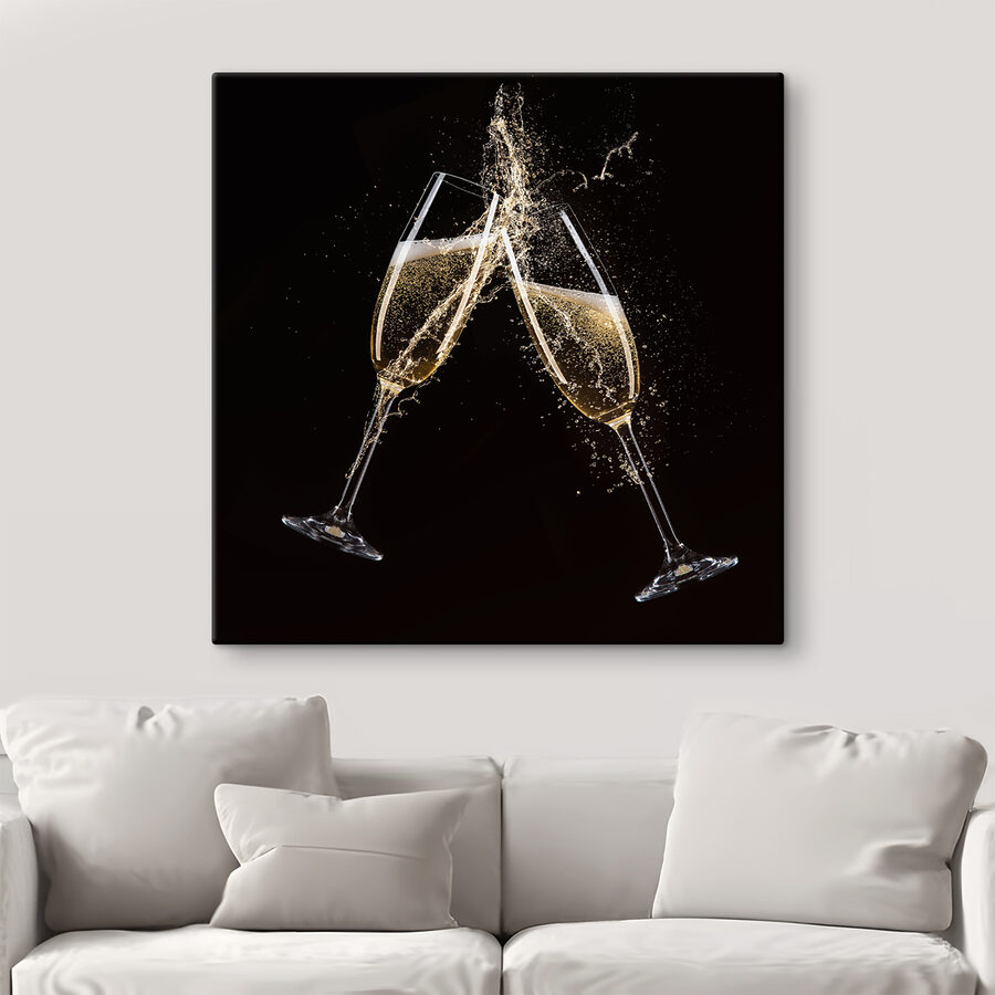 Twee glazen champagne met spuitvloeistof