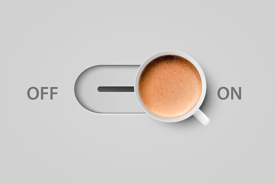 Een kop koffie op een schakelaar Een kop koffie op een schakelaar