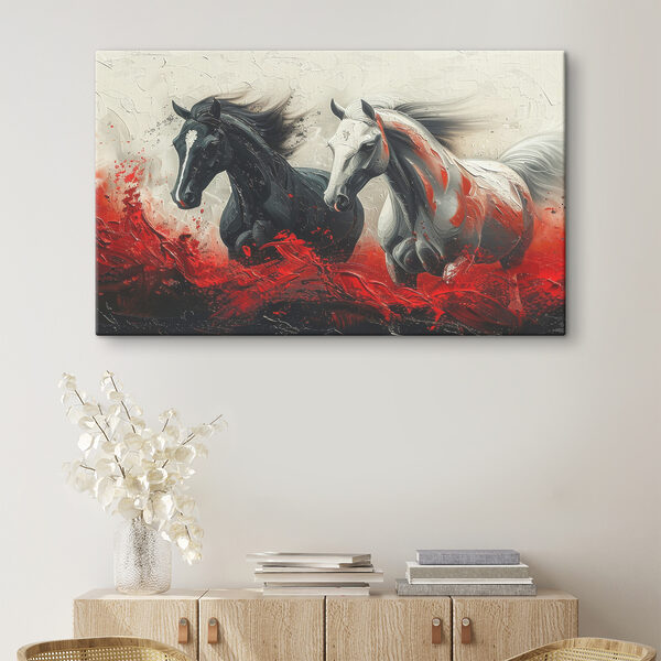 Een schilderij van rennende paarden met rode verf Een schilderij van rennende paarden met rode verf