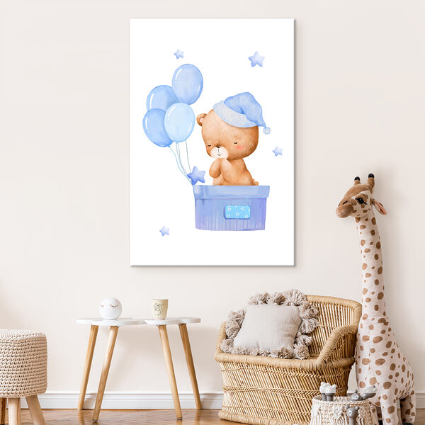 Een teddybeer in een doos met ballonnen Een teddybeer in een doos met ballonnen