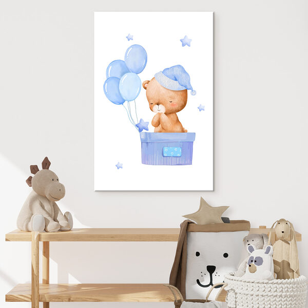 Een teddybeer in een doos met ballonnen Een teddybeer in een doos met ballonnen