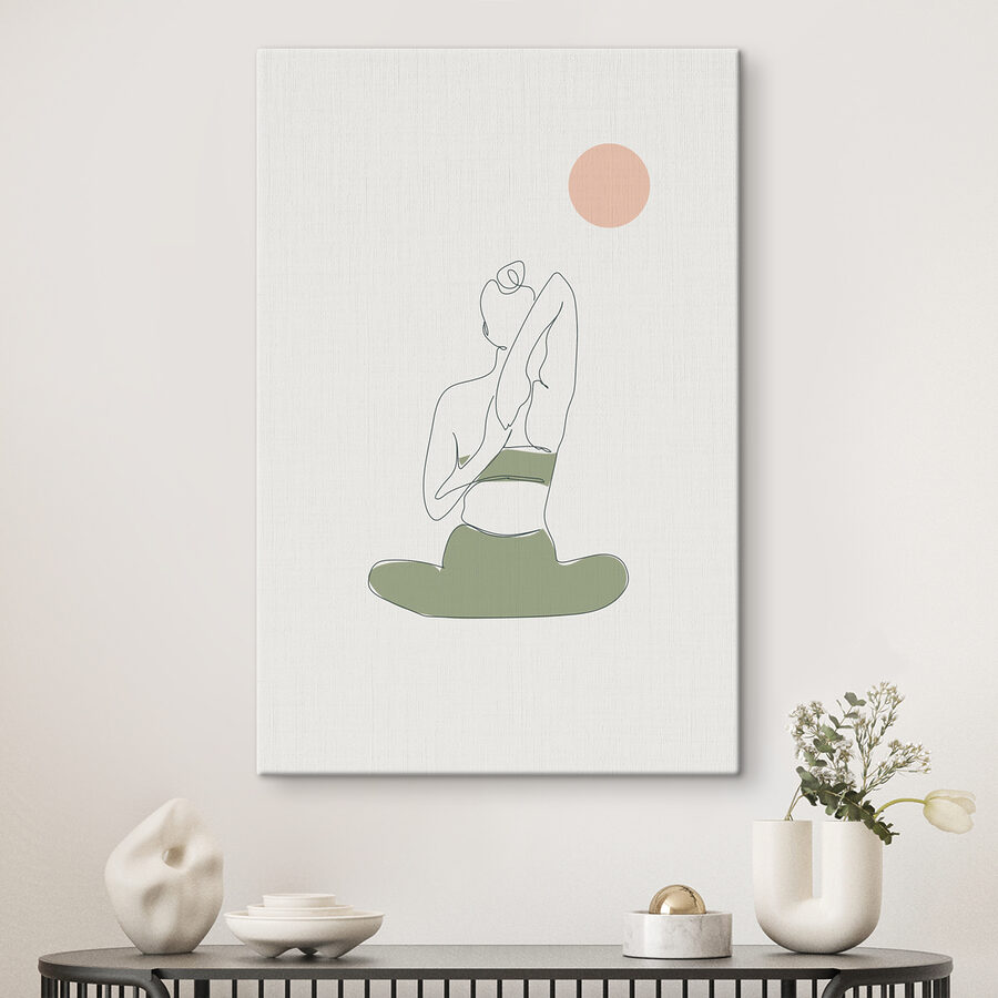 Een vrouw in yogahouding