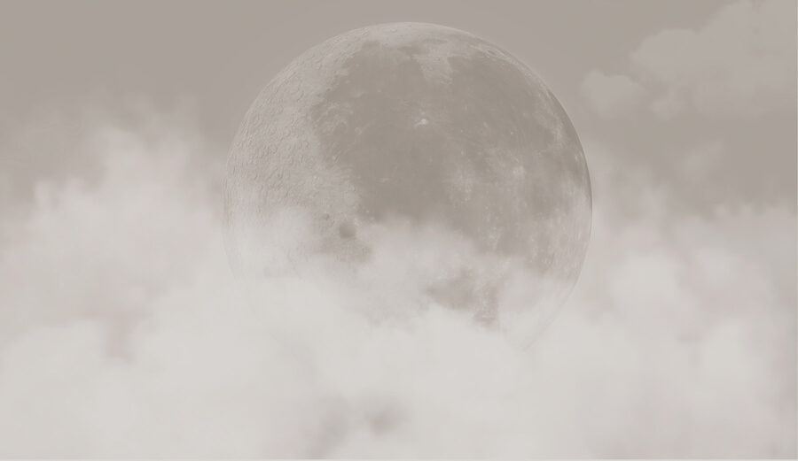 Een maan in de wolken