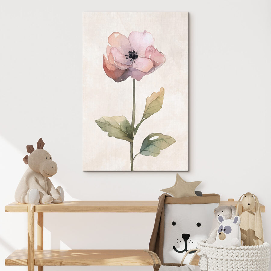 Een roze bloem met groene bladeren