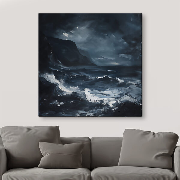 Een stormachtige zee met bergen en wolken Een stormachtige zee met bergen en wolken