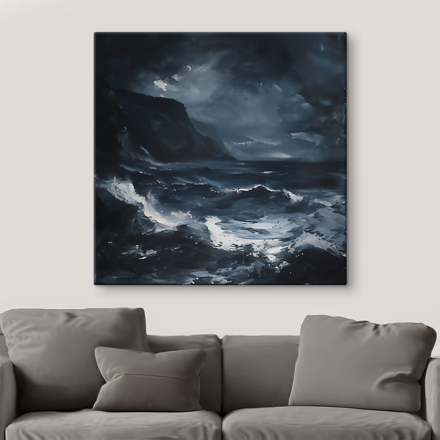 Een stormachtige zee met bergen en wolken Een stormachtige zee met bergen en wolken