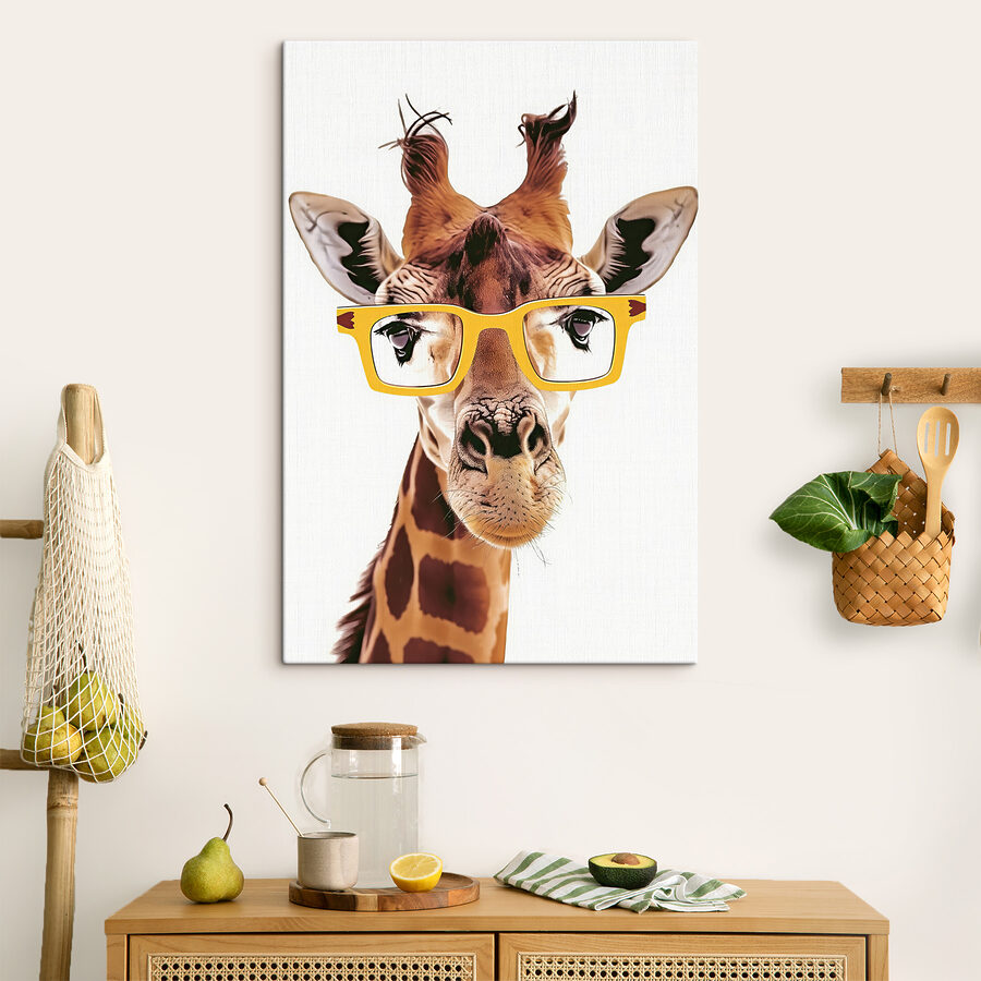 Een giraffe met een gele bril