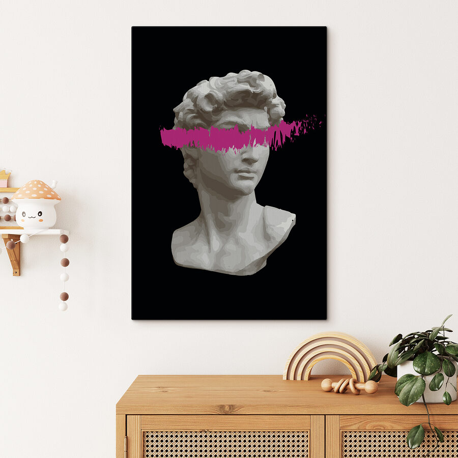 Een standbeeld van een man met een roze streep