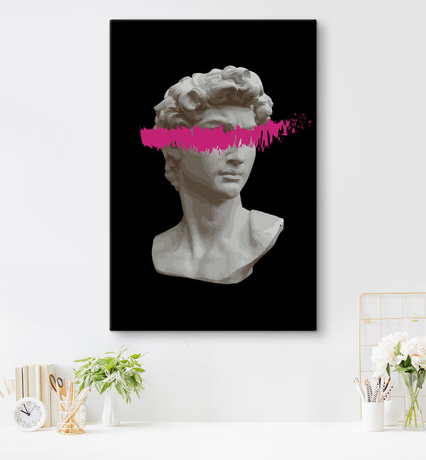 Een standbeeld van een man met een roze streep Een standbeeld van een man met een roze streep