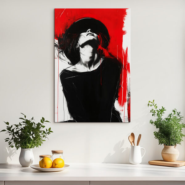 Een vrouw met zwarte hoed en rode achtergrond Een vrouw met zwarte hoed en rode achtergrond