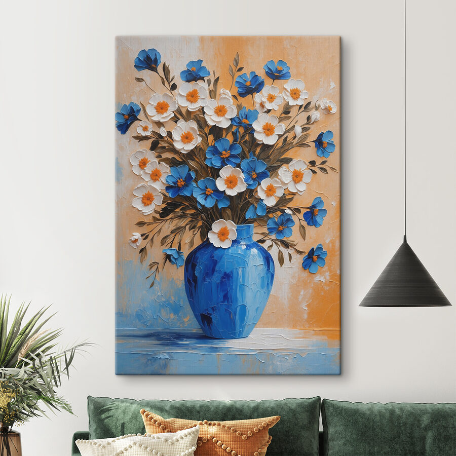 Een schilderij van bloemen in een blauwe vaas