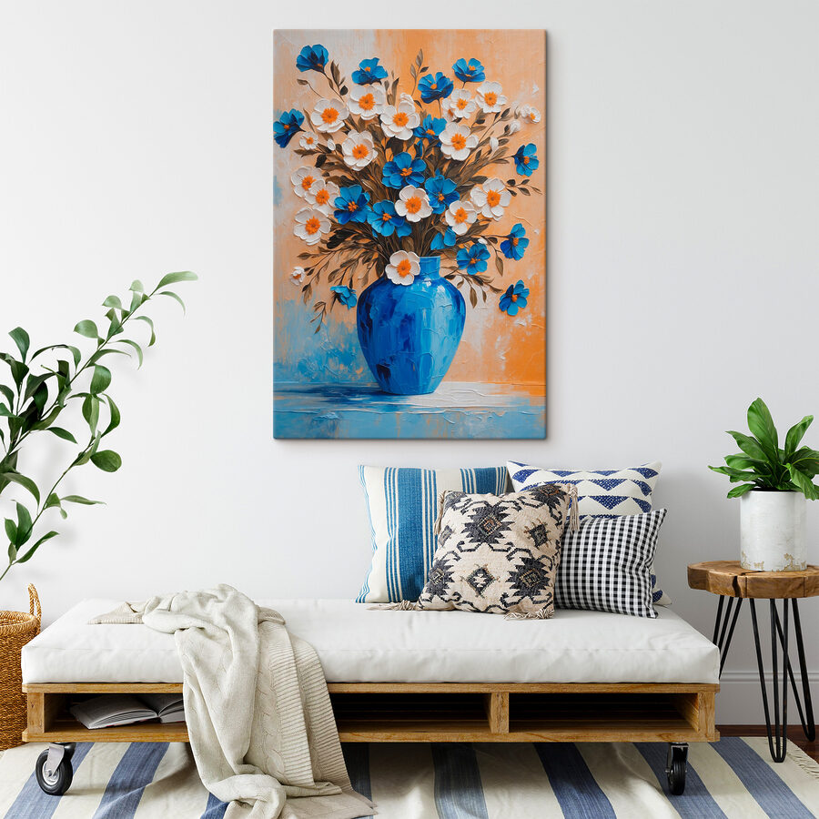 Een schilderij van bloemen in een blauwe vaas