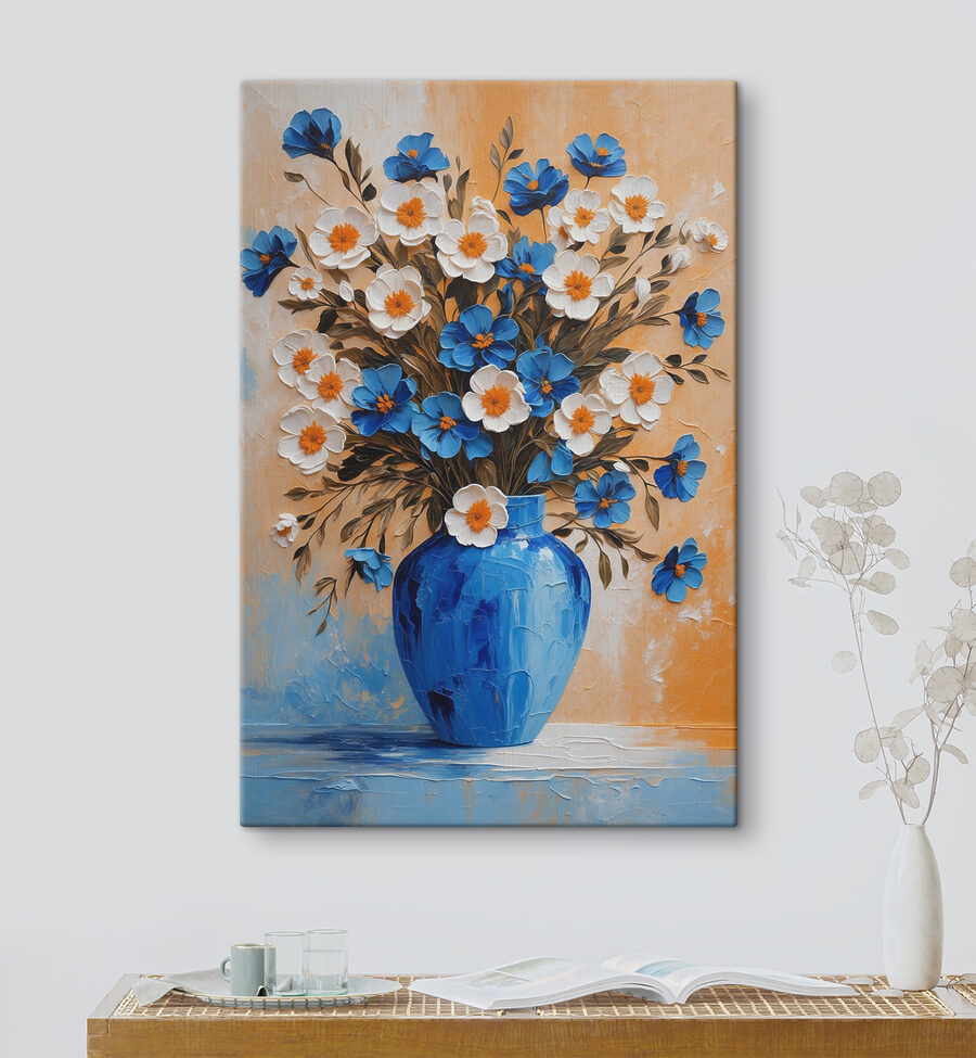 Een schilderij van bloemen in een blauwe vaas