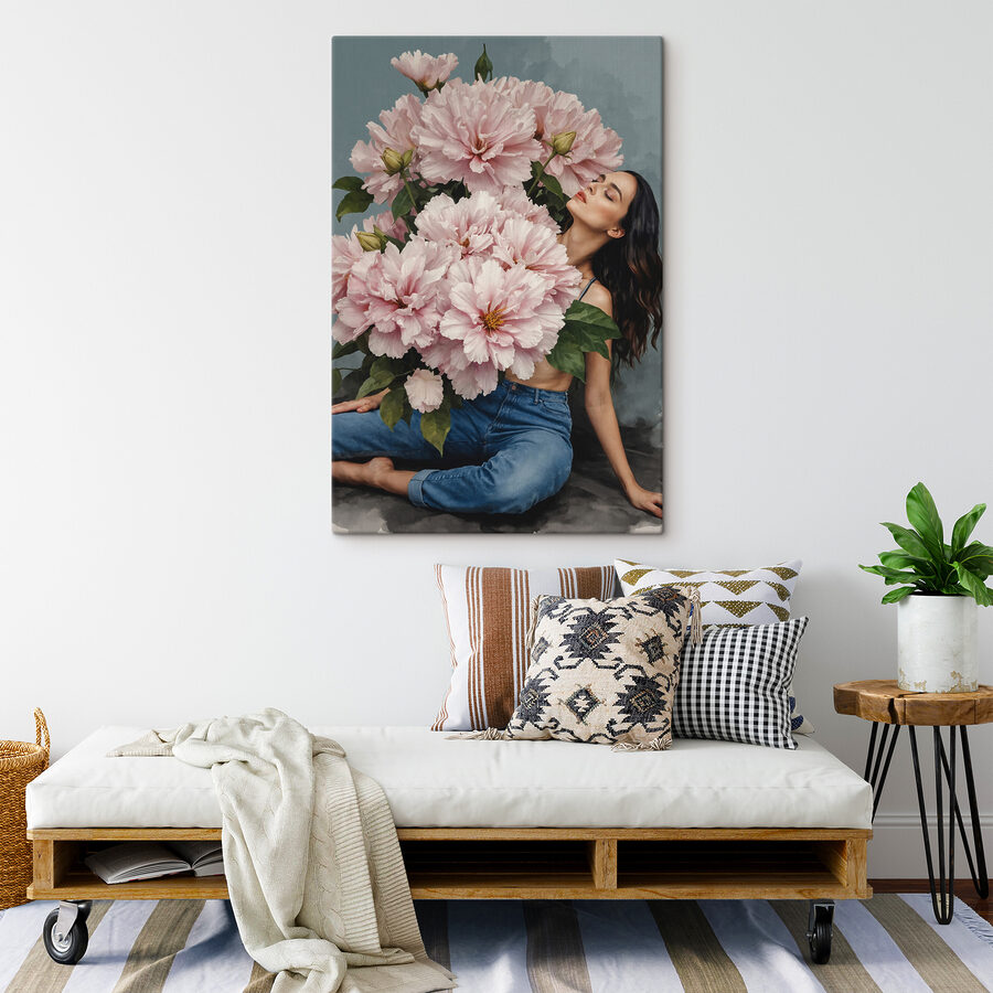 Een vrouw zittend op een vloer met een groot boeket bloemen