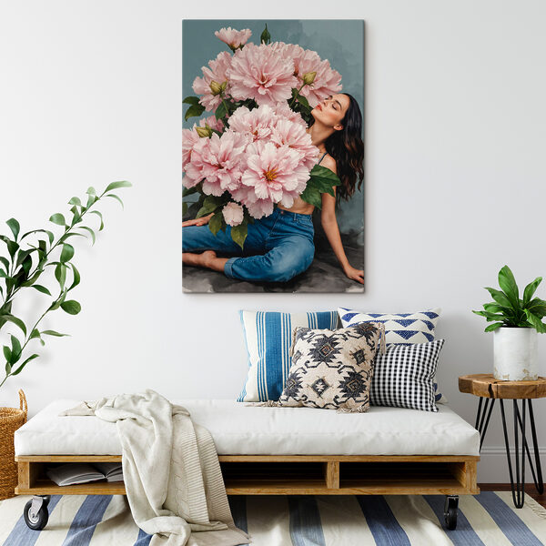 Een vrouw zittend op een vloer met een groot boeket bloemen Een vrouw zittend op een vloer met een groot boeket bloemen