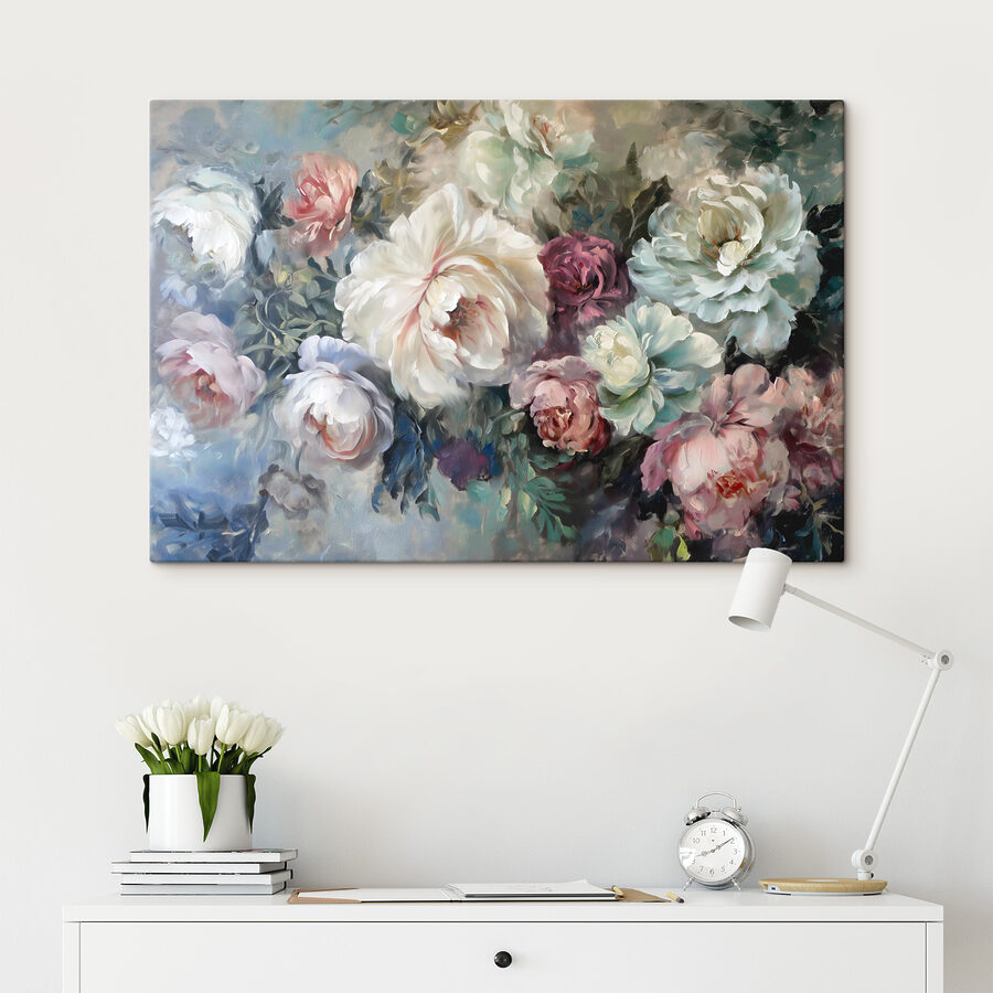 Een schilderij van bloemen op een blauwe achtergrond