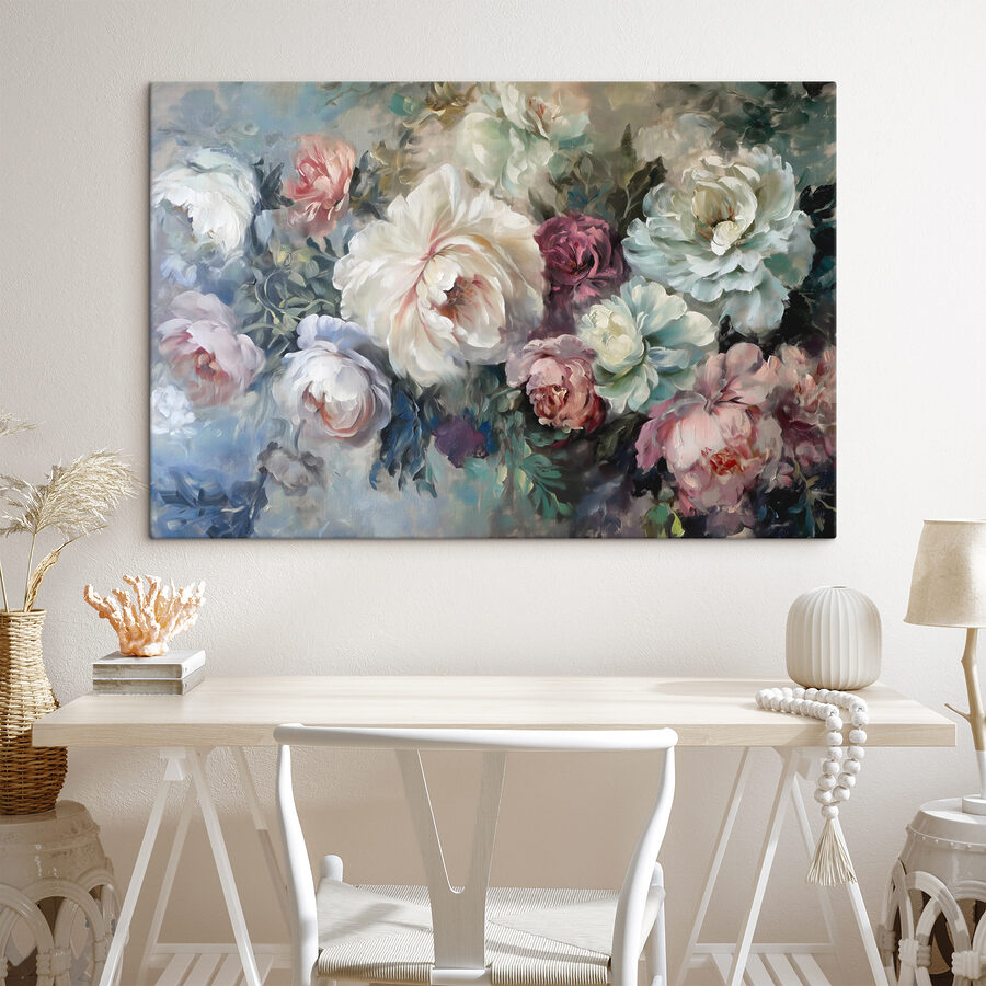 Een schilderij van bloemen op een blauwe achtergrond