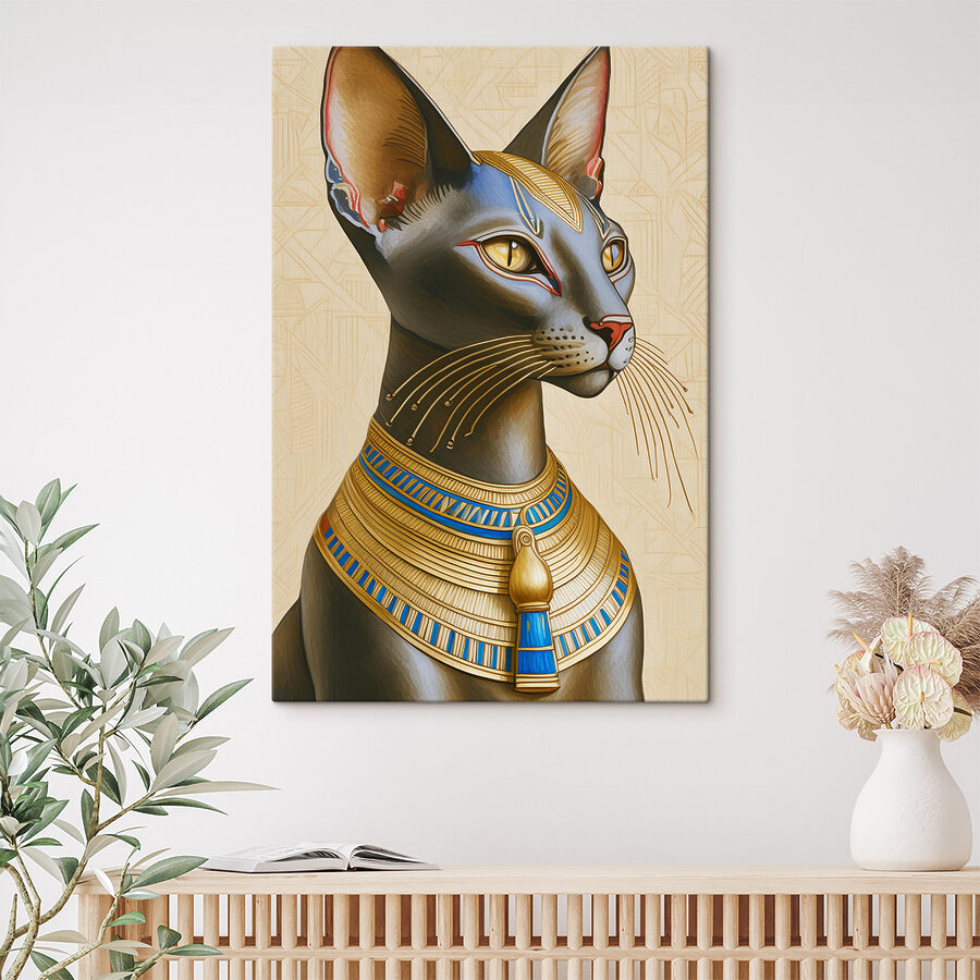 Majestueuze kat versierd met koninklijke halsketting