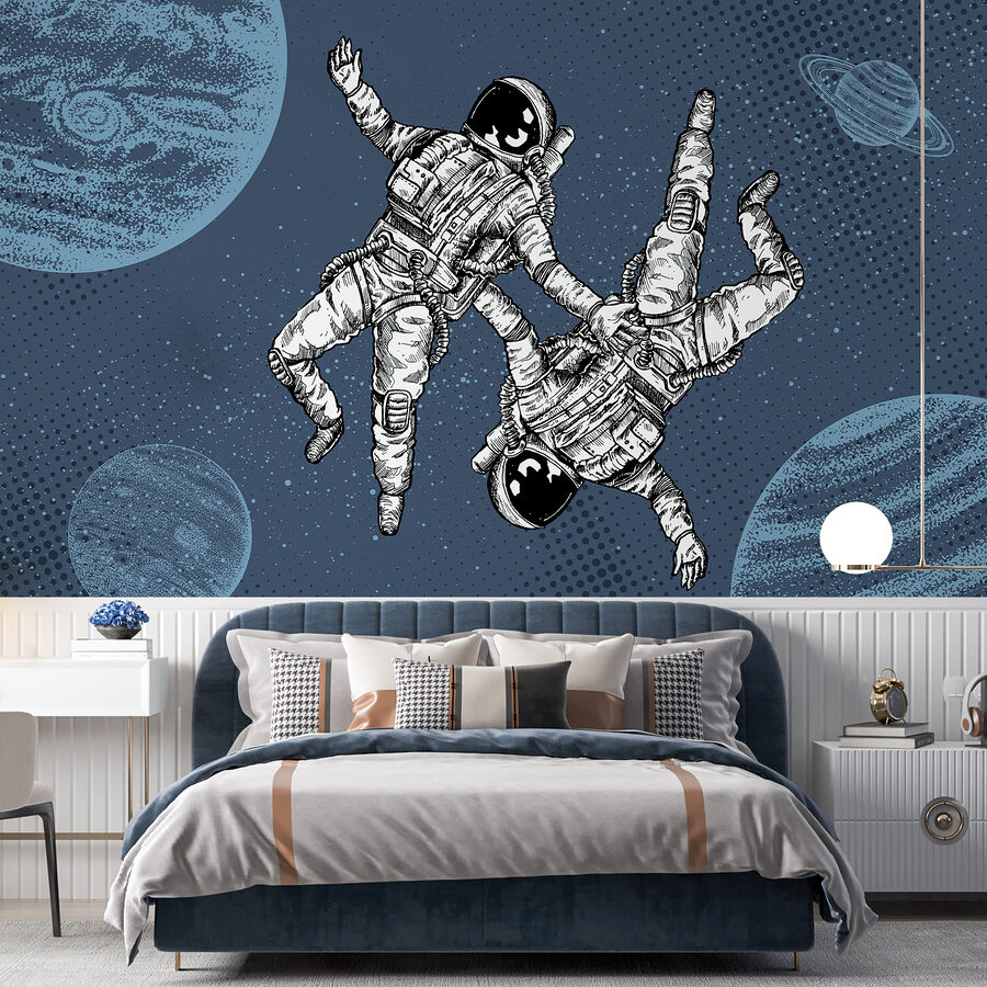 Twee astronauten zweven in de ruimte