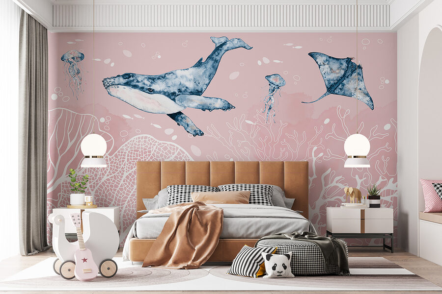 Een walvis en pijlstaartroggen zwemmend in de oceaan