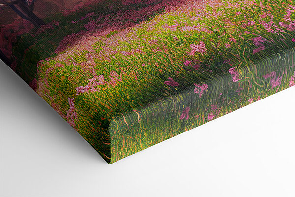 Een veld met roze bloemen en bomen Een veld met roze bloemen en bomen