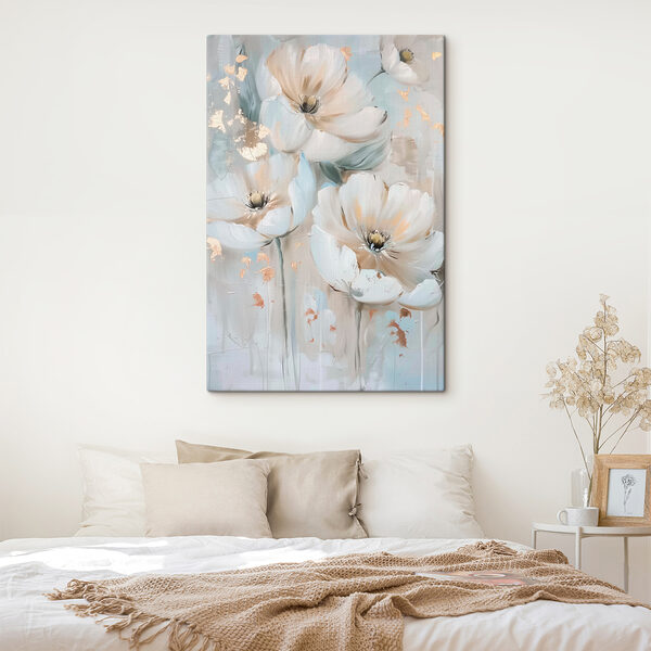 Een schilderij van bloemen op een muur Een schilderij van bloemen op een muur